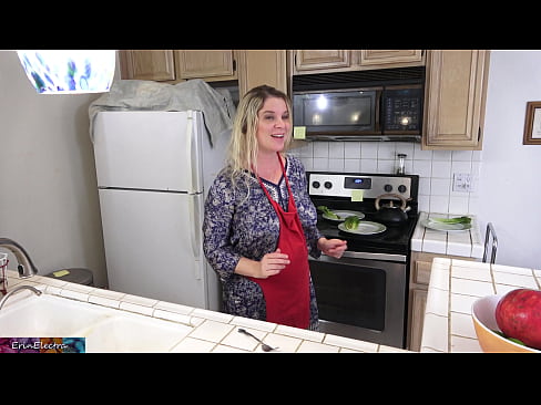 ❤️ Matrigna che lo munge in cucina prima del suo appuntamento ❌ Pornoal it.com-fullporner.ru ❤️