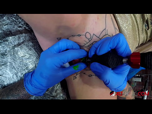 ❤️ Estremamente tatuato hottie Sully Savage ottenuto un tatuaggio sul suo clitoride ❌ Pornoal it.com-fullporner.ru ❤️